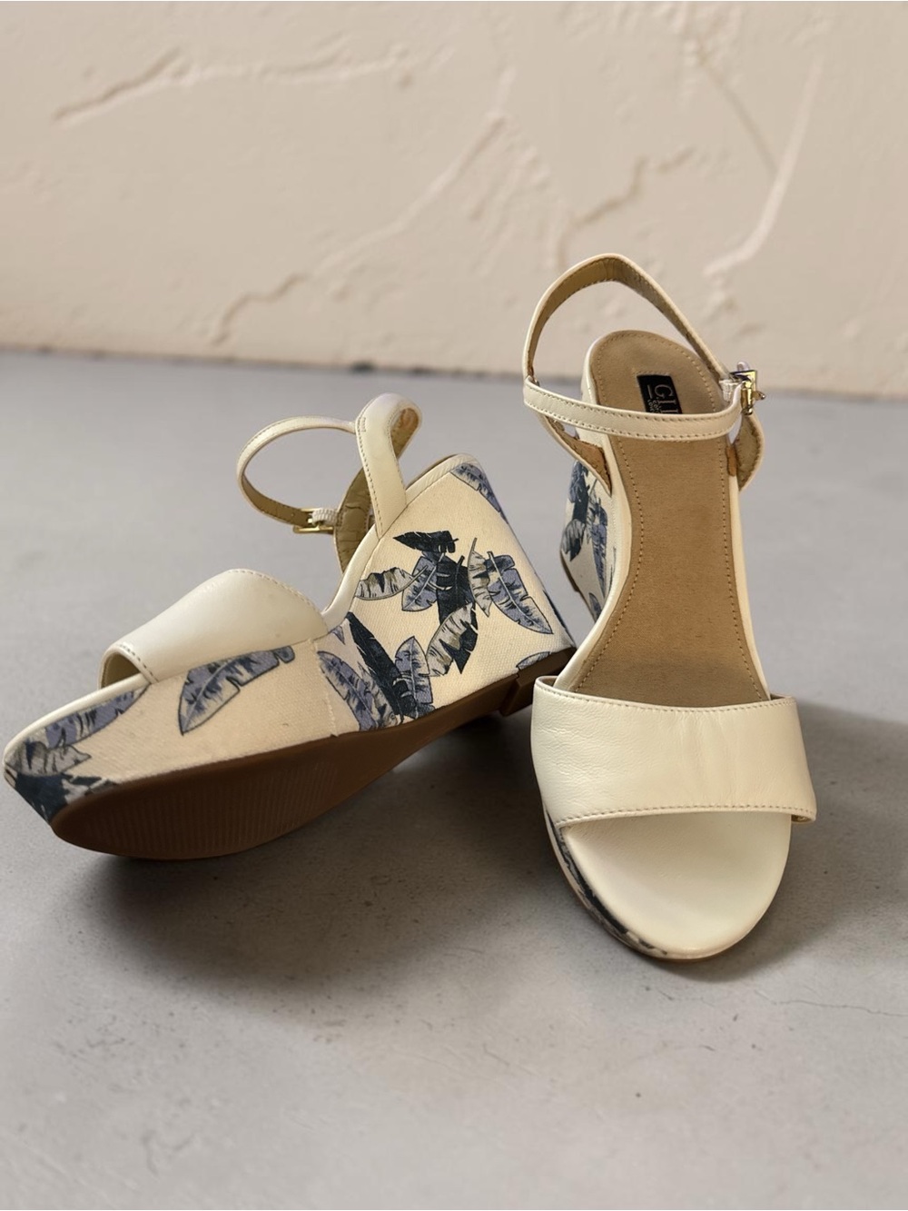 GILI Printed Wedge Cream Sandals Size 5 – Preowned
